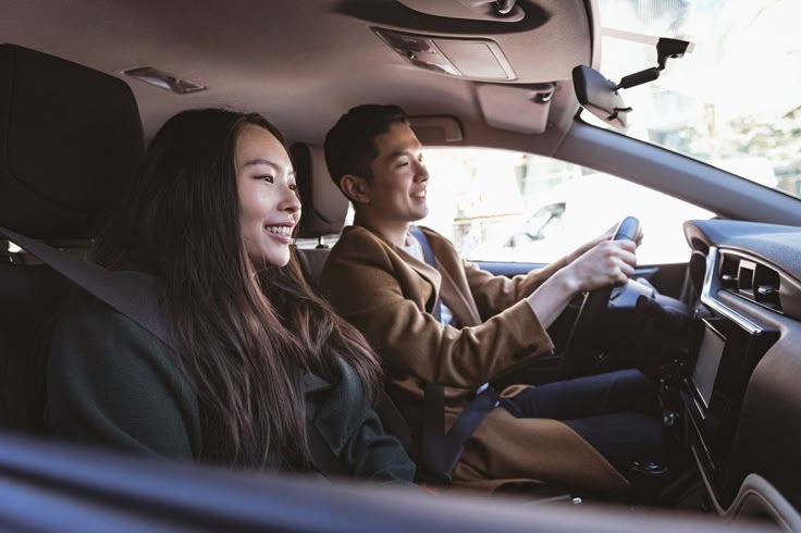 Coppia felice con auto moderna